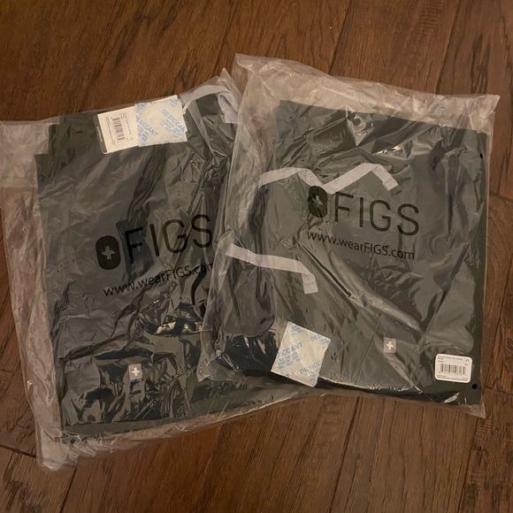 Black figs scrubs new!! Kade cargo style xs tall - Picture 2 of 3